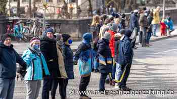 2000 Menschen fordern mit Menschenkette Ende des Krieges