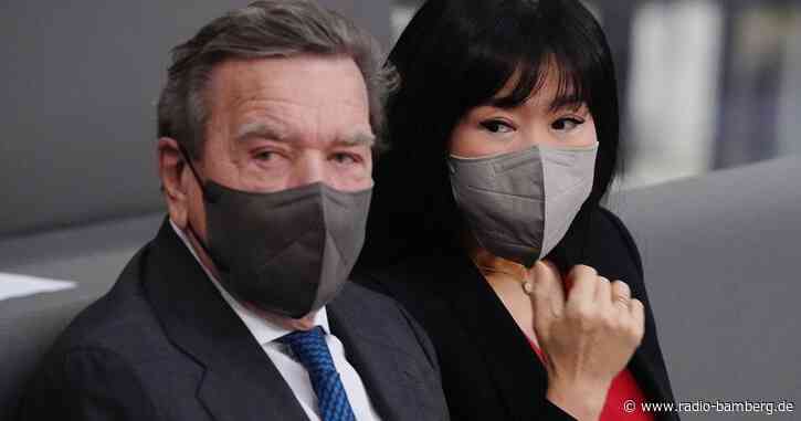 Schröder-Kim verteidigt Ehemann gegen Kritik aus SPD
