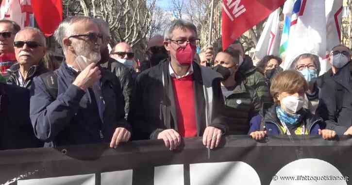 Roma, migliaia in piazza per la pace. Landini (Cgil): “Errore inviare armi, rischio è alimentare conflitto. Serve intervento dell’Onu”