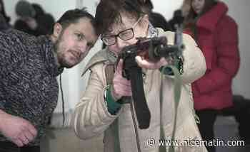 "Je dois savoir lui exploser la tête": une école gratuite pour apprendre le maniement des armes pour les jeunes et moins jeunes à Lviv