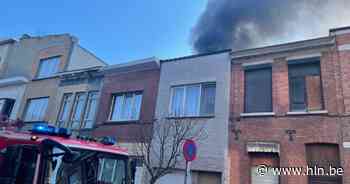 Brandweer moet dakbrand blussen in Poststraat | Antwerpen | hln.be - Het Laatste Nieuws