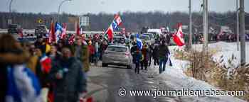 Des manifestants forment une chaîne humaine près de l’autoroute 40