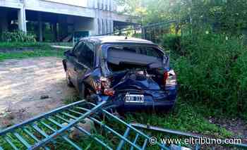 Tres Cerritos: una camioneta fuera de control embistió un auto estacionado y destrozó las rejas de un edificio - El Tribuno