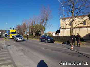 Schianto tra un'auto e un camion a Carvico, due persone portate in ospedale - Prima Bergamo