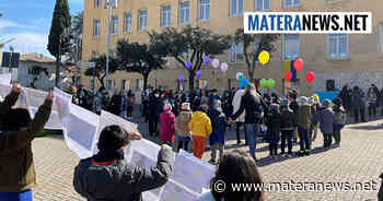 Matera: questi piccoli studenti con i loro palloncini colorati desiderano un mondo di pace! - Matera News