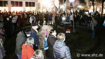 Solidarität mit Ukraine: 300 Menschen demonstrieren in Heide gegen Putins Überfall auf die Ukraine | shz.de - shz.de