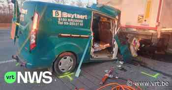 Bestuurder van bestelwagen zwaargewond na botsing op E313 in Ranst - VRT NWS