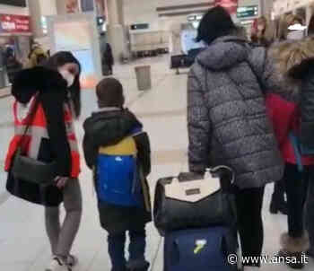 Ucraina:in aeroporto Bari primi profughi,2 donne e 3 bambini - Agenzia ANSA