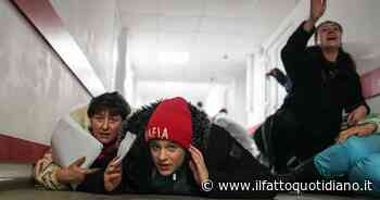 Guerra Russia-Ucraina, dalle bombe su Mariupol alla fuga da Irpin e Kiev: l’esodo degli ucraini per sfuggire all’assedio di Putin – Le foto