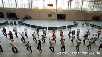 Vater und Sohn Hartlmaier bringen den Rittern von „1322“ die Finessen des Schaukampfs bei