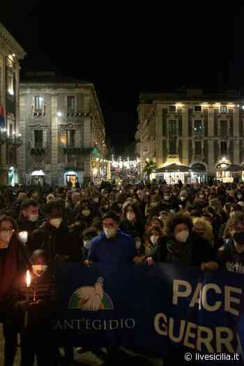 Guerra: Catania prega per l’Ucraina, la fiaccolata FOTO - Livesicilia.it