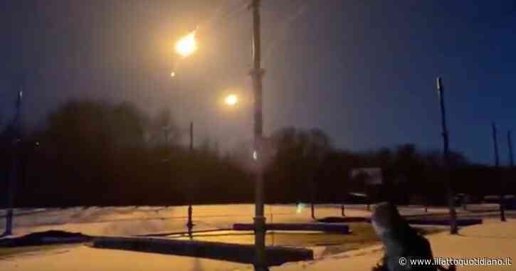 Guerra in Ucraina, la contraerea abbatte un jet russo vicino a Kharkiv. Morto il pilota del velivolo