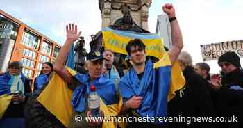 Marathon runner completes marathon for Ukraine in front of protesters - Manchester Evening News