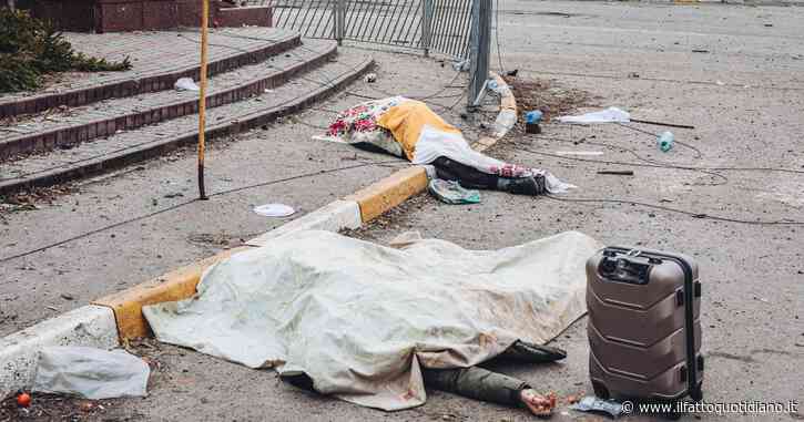 Guerra Russia-Ucraina, colpo di mortaio russo sui civili durante l’evacuazione di Irpin: “Otto morti, due bambini”. Distrutta una famiglia