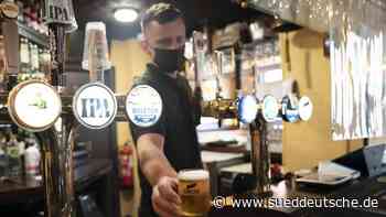 Britische Pubs verkaufen weniger Bier als vor Corona - Süddeutsche Zeitung - SZ.de