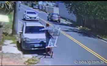 Câmera de segurança flagra ladrão roubando escada - O Dia