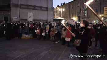 Famiglie, giovani, anziani e bambini: tutti uniti in piazza a Fossano per urlare "Viva la pace" - La Stampa