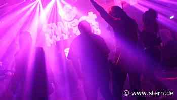 Nachtleben: Hamburger feiern wieder in Club: Und spenden für Ukraine - STERN.de