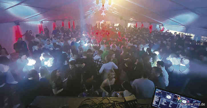 Heidelberg:  1400 Jugendliche feierten im "Feierbad"-Festzelt