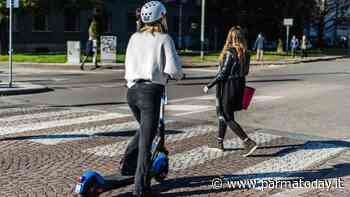 Parma, una donna su due non si sente sicura ad uscire da sola la notte: a marzo in monopattino a costo dimezzato - ParmaToday