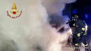 Sestu, auto in fiamme nel centro abitato: l'intervento dei vigili del fuoco - YouTG.net