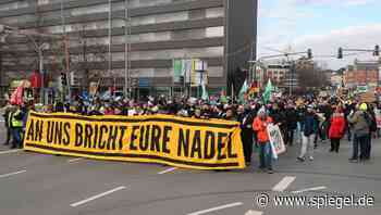 »Freie Sachsen«: Mehr als tausend Rechtsextreme demonstrieren am »Friedenstag« in Chemnitz - DER SPIEGEL