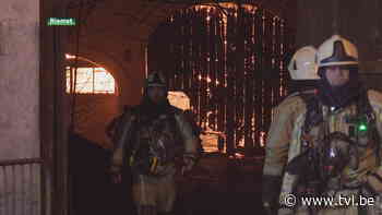 Geklasseerde hoeve in Riemst brandt uit - TV Limburg