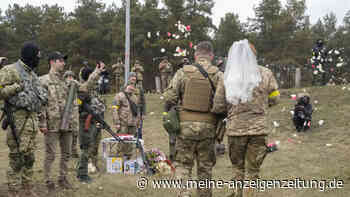 Hochzeit mitten im Krieg: Ukrainisches Paar heiratet in Uniform
