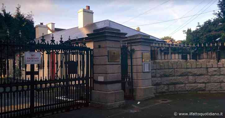 Guerra Russia-Ucraina, uomo si schianta con un camion contro l’ambasciata russa di Dublino: arrestato