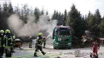 Lkw-Brand auf der St2352 in Waldkraiburg beschäftigt Feuerwehr stundenlang