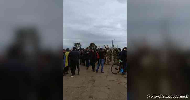 Guerra Russia-Ucraina, i cittadini di Chaplynka protestano contro l’occupazione: i militari di Mosca sparano in aria – Video