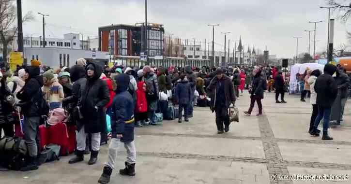 Guerra Russia-Ucraina, la lunghissima fila delle persone in fuga alla stazione di Leopoli