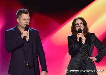 Independent Spirit Awards co-hosts Nick Offerman, Megan Mullally flip off Putin, tell him to 'go home'