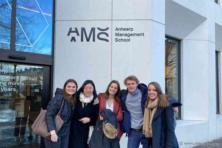 Studenten AMS brengen met inzamelactie prijs van menstruatieproducten onder de aandacht: “Een op de acht Vlaamse vrouwen kan dat niet betalen”