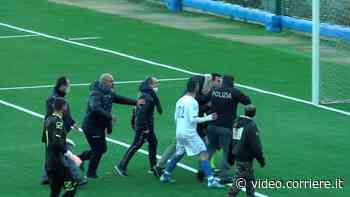 Battibecchi e partita sospesa: arbitro scortato dalla polizia dopo un'espulsione a Capri - Corriere TV