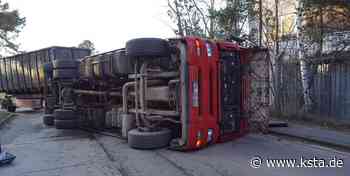 In Mechernich ist ein mit Schrott beladener Lkw umgekippt. Zwei Frauen wurden dabei leicht verletzt. Die Feuerwehr war mit 37 Einsatzkräften bei dem Unfall an der Peterheide. - Kölner Stadt-Anzeiger