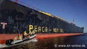 „Peace - not oil“: Greenpeace-Aktivisten besprühen Öltanker in Bremen mit Friedensparole