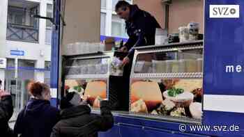 Marktschreier in Wittenberge: Schon Stunden vor Marktende ausverkauft | svz.de - svz – Schweriner Volkszeitung