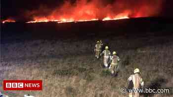 Fire crews tackle large moorland blaze in Cornwall - BBC.com