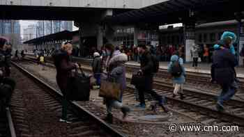 Crush of people try to escape Ukraine from Kyiv train station