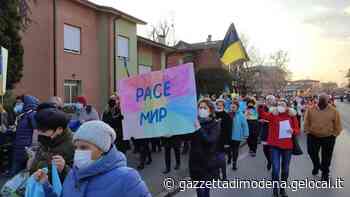 Un migliaio in piazza a Nonantola contro la guerra - La Gazzetta di Modena