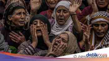 Tangis Pilu Iringi Pemakaman Korban Granat di Pasar Srinagar Kashmir - detikNews