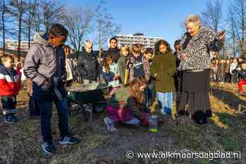 Leerlingen begraven tijdscapsule op bouwterrein tijdens startsein ontwikkeling Campus de Hoef - Alkmaarsdagblad.nl