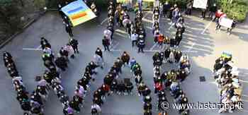 Flash mob di studenti e professori dell’Istituto Bonelli di Cuneo contro la guerra - La Stampa