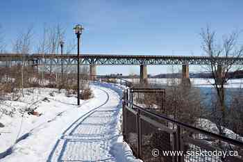 Man with axe appeared ready to jump from Saskatoon bridge, officer injured - SaskToday.ca