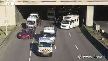 Parigi, "convogli della liberta'": manifestanti all'Arco di Trionfo - Mondo - Agenzia ANSA