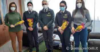 Vercelli, Guardia di finanza: mimose e auguri alle donne della caserma - La Sesia | Cronaca