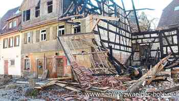 Ermittlungen zu Feuer: Sachverständiger schaut sich abgebranntes Haus in Walddorf an