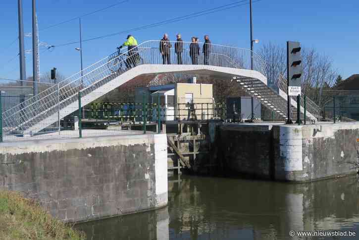 Bruggetje over vaart warm onthaald: “Eindelijk terug snel bij de kleinkinderen”