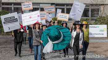 Ausstellung zum Weltfrauentag an der TH Rosenheim: Wie Frauen alles unter einen Hut bringen